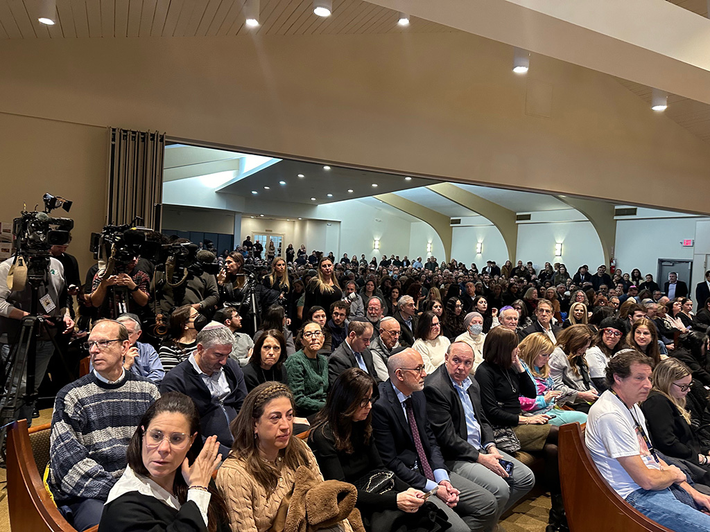 Standing room only for the service in Midway Jewish Center’s main sacnctuary and adjacent room accommodated 1500 people